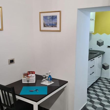 Metrodante Napels Buitenkant foto