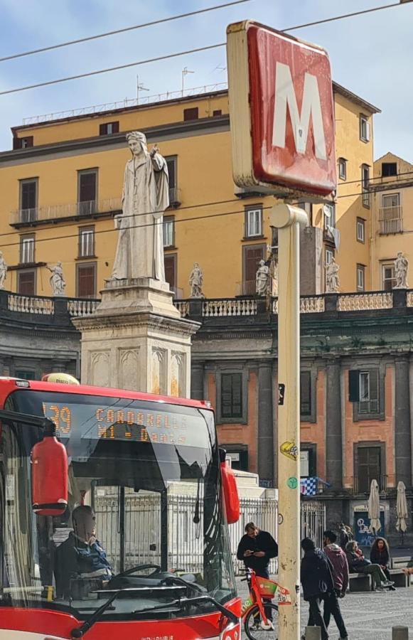 Metrodante Napels Buitenkant foto